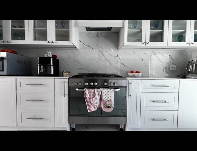 7 BEDROOM HOUSE FOR SALE IN WEST BEACH